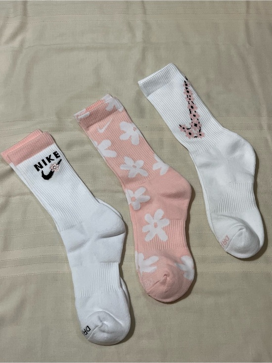 Nike Accessories - Nike Everyday Plus Dri-FIT Pink & White Floral Crew Sock Trio